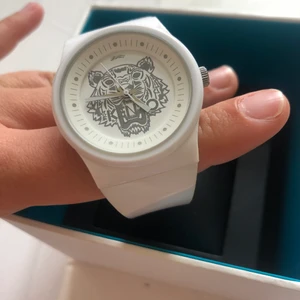 Kenzo vit klocka  - Så snygg klocka från Kenzo. Enkel, vit, clean. Behöver nytt batteri, annars som ny. Köpt för 1200 kr. 