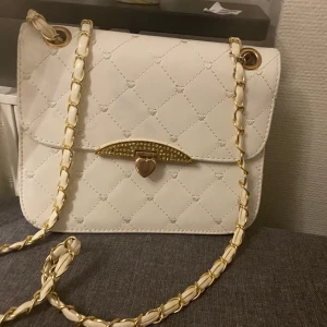 Väska  - Helt ny och oanvänd. Passar till allt och väldigt fin!