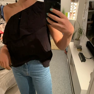 One-shoulder  - Svart one-shoulder topp från hm. Använd 2ggr, bra skick. Fin fetsttopp. + frakt. 