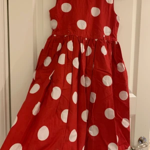 Barn  klänning  - En jätte fin märkes klänning som har används några gånger