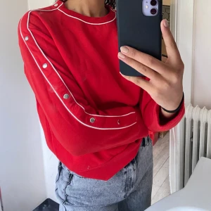 Röd tjocktröja med vita linjer - Använd ett fåtal gånger (runt 5ggr). Är i mycket bra skick. Kan fraktas om det önskas, men köparen betalar kostnaden