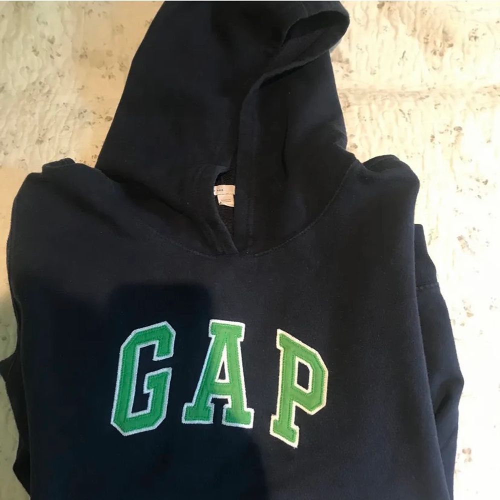 Mörkblå gap hoodie med grön text, köpt här på plick men har inte kommit till användning. Passar en xs-s. Köpare står för frakt <3 *såld*. Huvtröjor & Träningströjor.