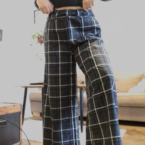 Wide leg Rutiga byxor - Rutiga byxor från monki i wide leg modell. Väldigt bra skick, har knappt använt dem 😊 möts upp i Malmö, annars står köparen för frakt 🚚💕