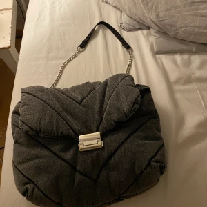Väska  - Säljer en väska från zara i grå. Använd Max 5 gånger och har inga slitningar eller sånt (ser ut som ny) frakt kommer tillkomma!!! KÖPT ÄR KÖPT, INGEN ÅNGERRÄTT!!!