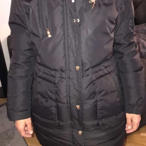 Hollies Jacka  - Storlek 44 / L    Använt den 1 vinter ( ungefär 3 månader ) jätte varm och skön så den kan hålla dig varm hela vintern, priset kan diskuteras 