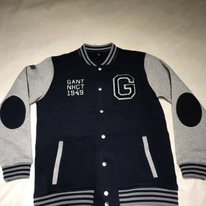 GANT bomberjacka 170cm (15 år) - Säljer den här bomberjackan från GANT åt min bror. Den är i ett väldigt fint skick och endast använd ett fåtal gånger