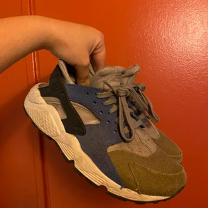 Nike air huarache ultra  - Nikeskor köpte i new york. Det står att det är storlek 38a men skulle säga att dom mer är som en 37a! 300kr eller bud!