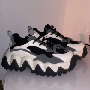 Trendiga sneakers från NA-KD - Säljer mina snygga skor från Nakd. Slutsålda på hemsidan, använda 1 gång. Köpare står för frakt! 👏🏼