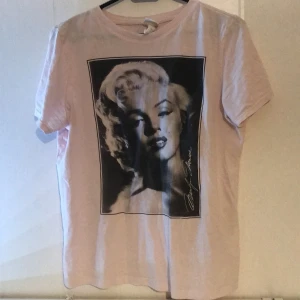 Tröja med motiv  - Utrensad från kostymförrådet och endast använd 1 gång. 