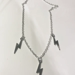 Halsband med blixtar - Silverfärgat halsband med tre blixtar ⚡️ 50kr inkl frakt!