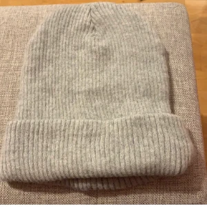 Stickad mössa grå - Så himla fin grå stickad mössa. Aldrig använd och eftersom jag aldrig använder mössor så säljer jag den. Frakt ingår ej i priset!🥰