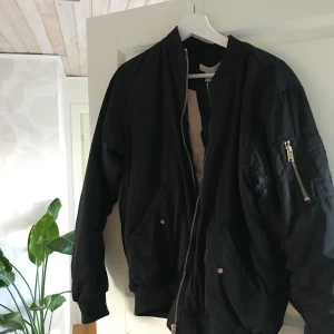 Bomber Jacka - Svart bomberjacka från H&M. Storlek 36 men passar mig som har S/M💫 Funkar till hösten om man har tjocktröja under. Frakt tillkommer!