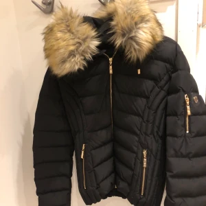 Vinterjacka - Hollies vinterjacka i dam modell. Mycket fint skick, använd fåtal gånger. Möts upp på ropsten eller fraktar för 93kr.