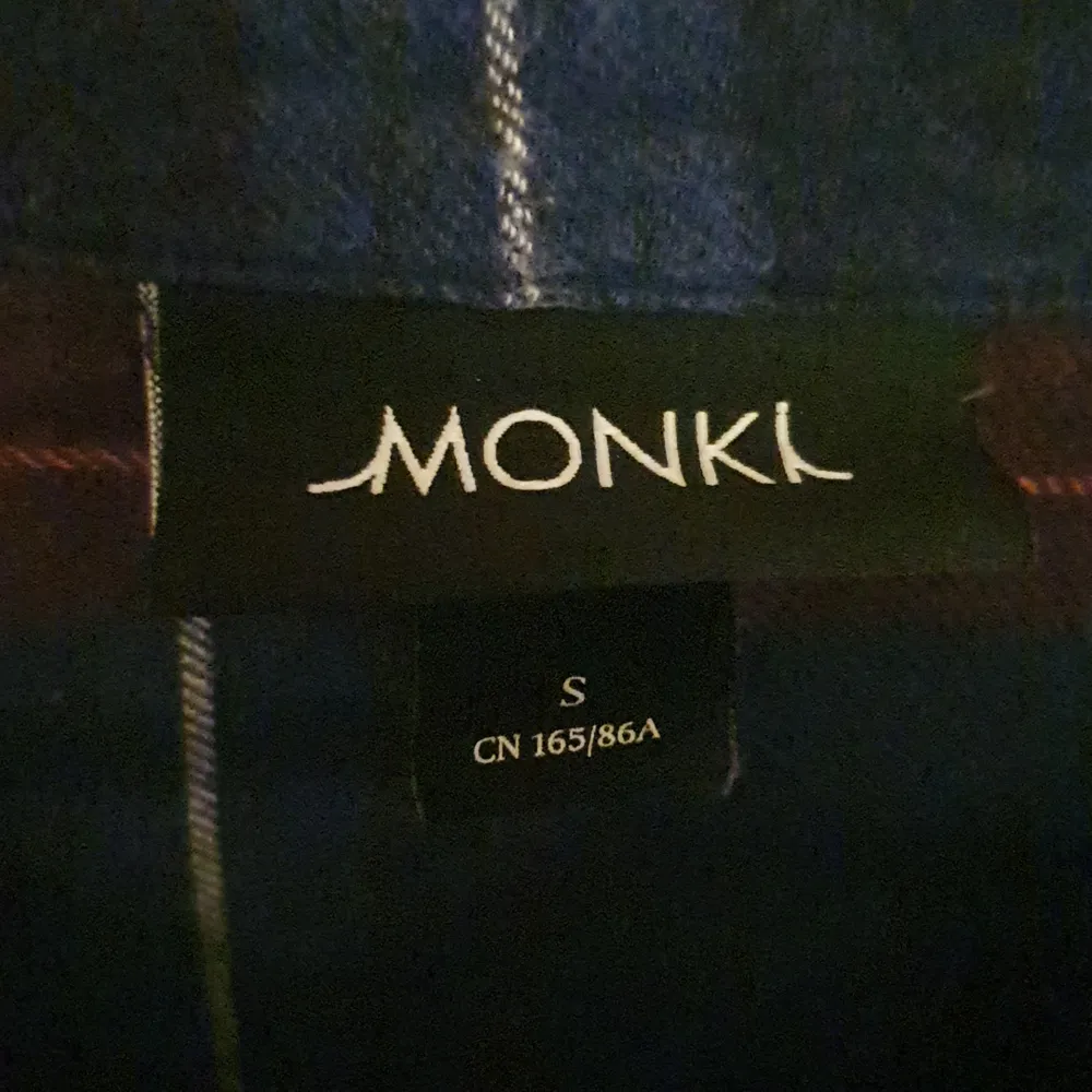 Superfin skjorta från Monki! Ganska smal i ärmarna. Fint skick i strl S.. Skjortor.
