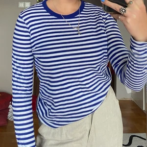 Blå vit randig tröja från Arket - Randig långarmad tshirt från Arket! Knappt använd, men har dessverre blivit för liten