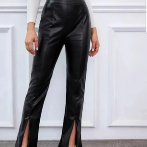 Faux läder byxor med slits som går att stänga  - Helt nya helt oanvända faux läder byxa med slits som har en diskret dragkedja så de går att stänga. Skit snygga, råkade köpa två. 