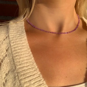 Pärlhalsband  - Lila pärlhalsband med små pärlor 💜🤯🥺⚡️🤩💫 halsbandet försluts med lås och tråden är elastisk 