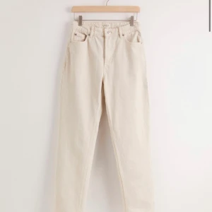 Beige jeans - Beige jeans raka i passformen, endast använda en gång. Strl 34. BUDA I KOMMENTERA, höjning med minst 10kr köparen står för frakten 