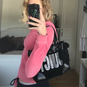 Juicy couture väska  - Super söt juicy couture väska, köpt på Raglady för några år sedan☺️ kvalite 6/10!  Budgivning startar från 200☺️