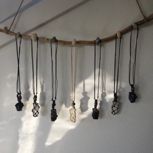 Handgjorda Makramé smycken!  - INTRESSEKOLL! Jag tänkte börja sälja mina handgjorda makramé smycken! Tänkte sälja halsband i två olika modeller, med pärla och utan pärla! Använder mig av äkta kristaller och olika trådar💕 (bild 1: 220kr bild & bild 2: 200kr ) OBS! Säljer halsbanden i separata anonser. Om du vill köpa någon av dessa halsband och de inte finns som egen anons så betyder det att den tyvärr är slutsåld! 