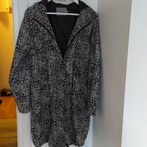 Regn/vindjacka Soaked in luxury - Strl S, ngt oversized, dragsko i midjan och nertill. Luva, leomönstrad, felfritt skick! 