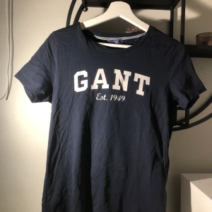 Gant T-shirt  - T-shirt från gant, använd Max 3-4 gånger, fint skick