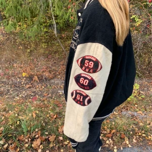 Varsity jacka - Intressekoll på min skitsnygga varsity jacka! Köpte här på plick för 2500kr, startbudet är 800kr. Passar allt från XS-L. Kontakta för fler bilder. Kan mötas upp eller postas spårbart. 💕buda i kommentarerna, budgivningen slutar 29/10 💕Senste bud 2000kr!( Klockan 20 avslutas budgivningen!!)