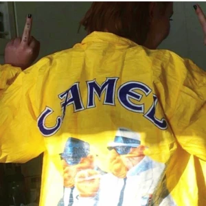 Camel jacka  - Nu säljer jag min älskade ikoniska cameljacka, vet ej storleken men passar XL, dragkedjan funkar inte. Annars i ok skick. 