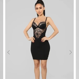 Fashion nova klänning - Endast provad köpt för ca 1 år sen från fashion Nova  för ca 400kr utan tull, passar den som är liten i bysten den är lite liten för mig som har c-kupa. 