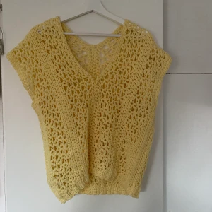 Väst - Säljer min stickade väst köpt på beyond retro!! Finns ingen lapp på den så vet inte storleken men skulle säga M och att den passar XS-L beroende på hur man vill att den ska sitta!🥰💘