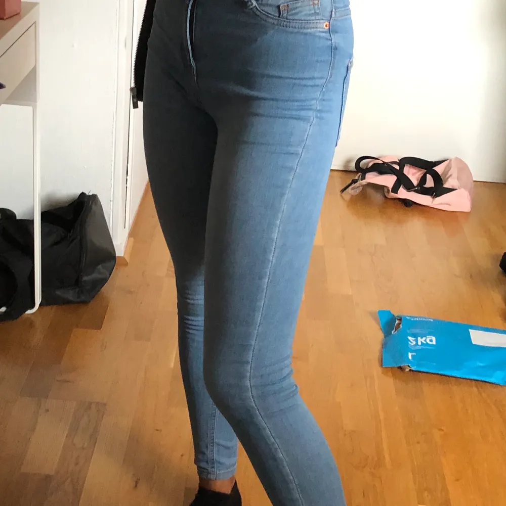 Superfina blåa jeans från Gina tricot i modellen Molly, köpta för ungefär 2 år sen och är använda ett fåtal gånger men mycket bra skick! Tillkommer frakt på 63kr! Skriv för fler frågor💕💕. Jeans & Byxor.
