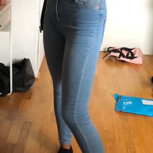 Superfina blåa jeans från Gina tricot i modellen Molly, köpta för ungefär 2 år sen och är använda ett fåtal gånger men mycket bra skick! Tillkommer frakt på 63kr! Skriv för fler frågor💕💕