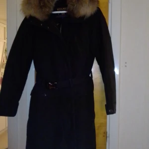 WOOLRICH MÖRKBRUN NÄSTAN ALDRIG ANDVÄN. ST 42/MYCKET FINT SKICK  - PASSFORM! RAK MED SNYGGT BÄLTE I MIDJAN 