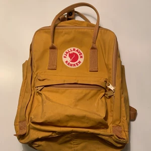 Senapsgul/orange fjällräven ryggsäck  - Fjällräven ryggsäck. Äkta! Start bud 300kr⚡️