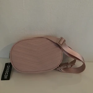 Pink bumbag  - Aldrig använd! Väldigt rymlig med extra ficka inuti. Bekväm och superfin färg🤩