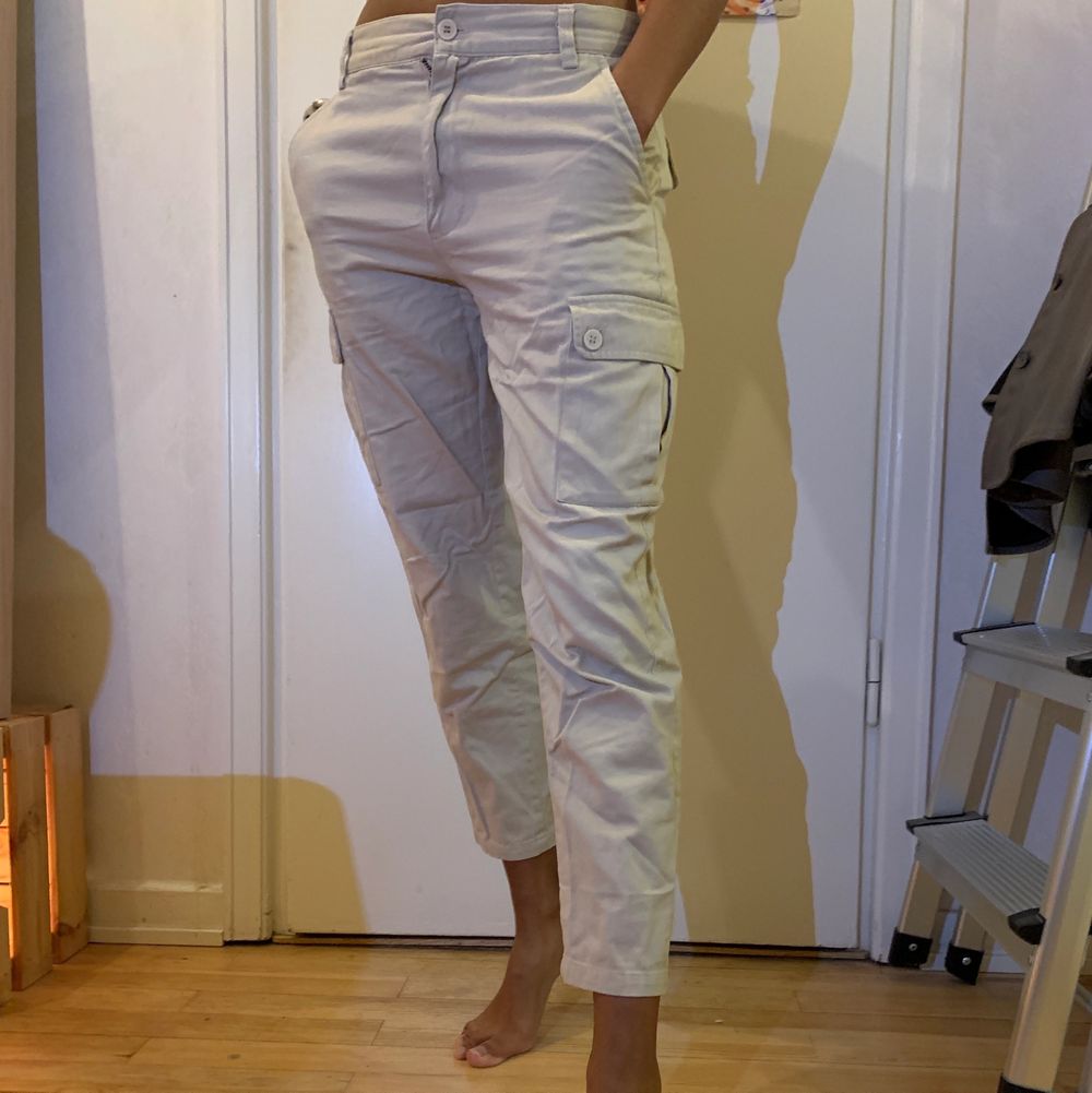 Second hand Calvin Klein byxor i beige. Passform XS/S. Jeans & Byxor.