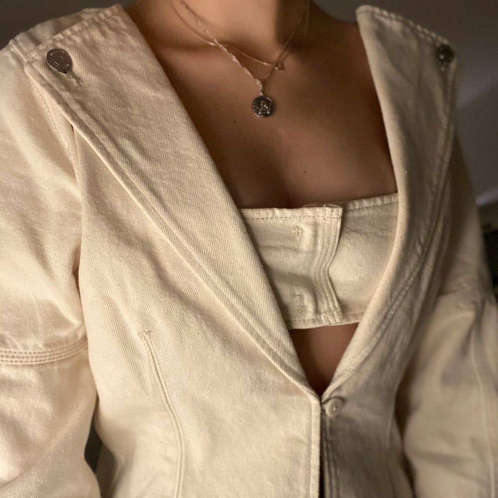 Unik kavaj i vit jeans! Man kan ha den som: 1. Vanlig kavaj/jacka. 2. Långärmad topp med utsvängda armar, tajtare i midjan. 3. Som kavaj med en insydd tubtopp. Kom aldrig till användning, så nyskick! Kan mötas upp i innersta Stockholm, annars får köparen stå för frakten🧚♀️. Kostymer.