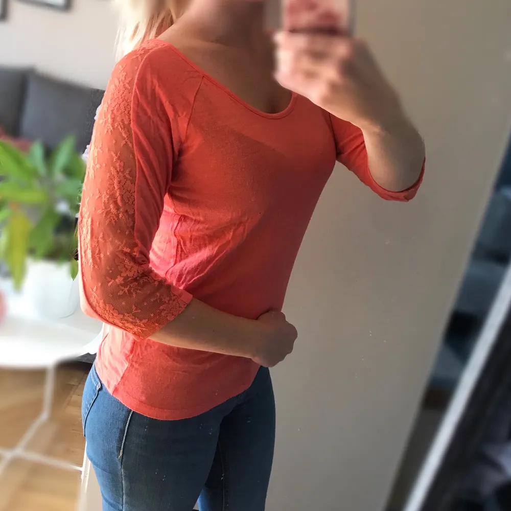 Fin tröja från Cubus i storlek M🔸 Corall/orange färg med spets på ärmarna!  . Toppar.