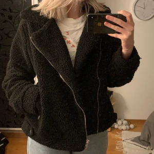 Teddy jacka 36 - Mysig jacka använd ett fåtal gånger, bra skick! Storlek 36💕 frakt 63kr.