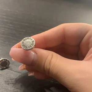 Guess örhängen  - Silvriga guess örhängen, använda 2 gånger och i fin fint skick och är små i storleken 