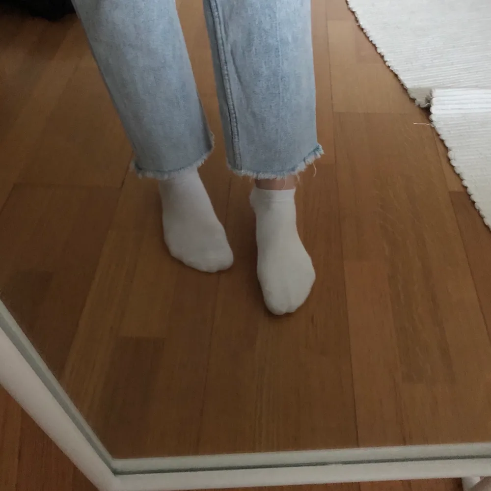 Säljer dessa superfina Monki jeans med perfekt passform. Säljer pga att dom är för korta, och jag är 169 cm 🌟🌟🌟🌟🌟 Buda från 250 kr + inklusive frakt. Jeans & Byxor.