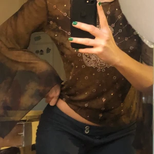 Meshtröja - Skitcool, unik, bohemisk meshtröja i brun tiedye färg. Kristallmönter på framsidan. Snittade flare ärmar. Kan verkligen se denna på någon med liknande stil😍 100kr + frakt 