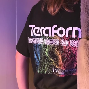 T-shirt  - T-shirt från Urban outfitters med coolt tryck på ryggen! Säljer då den inte kommer till någon användning💕💕 tröjan är i herrstorlek S men skulle säga att den sitter mer som en L