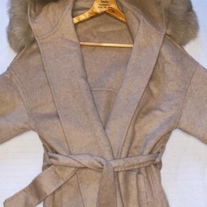 Kappa KHASMIR - Säljer en jätte fin kappan beige färg i Kashmir, fin äkta päls. Oanvänd i storlek S