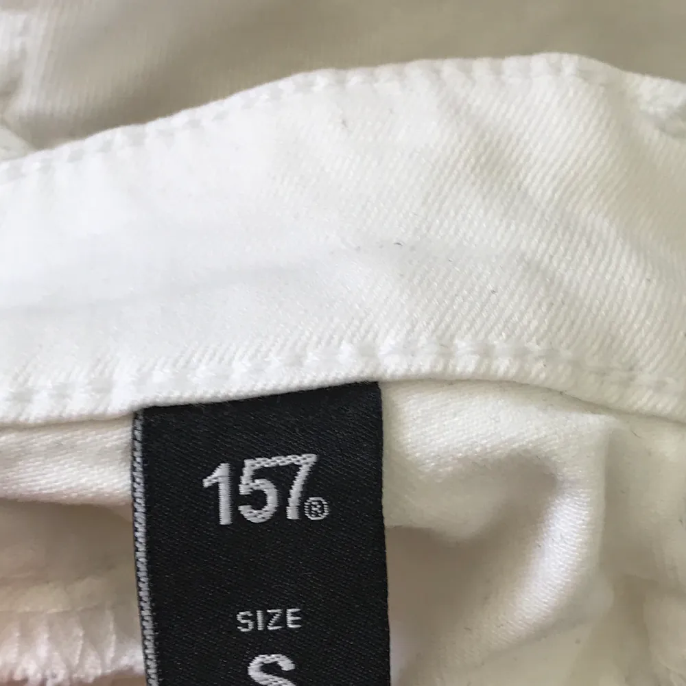Vita högmidjade jenans från lager 157 i storlek S :) aldrig använda endast testade!. Jeans & Byxor.