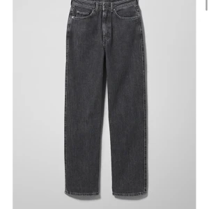 rowe jeans - säljer mina ursnygga jeans från weekday i färgen ”nova black” och modellen ”rowe”! slutsålda på hemsidan och endast använda en gång. jag är 171 cm och har långa ben, säljer pga att dom är lite korta på mig😊