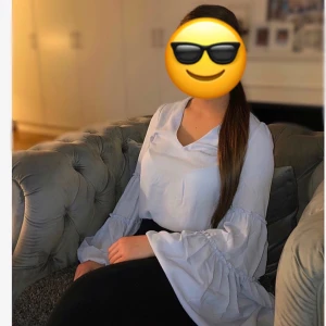 Blus - En jättefin babyblå blus med utsvängda armar 