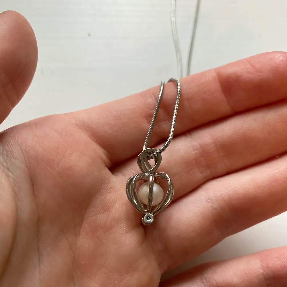 Ett gulligt silver-halsband med en pärla från en mussla. Från ett sånt kit där man ”bygger” det själv. Säljer då jag inte använder, bra skick!! Använts kanske två gånger. Accessoarer.