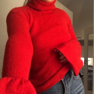 Röd stickad tröja - Såå fkn stickad tröja från NAKD, passar perfekt till hösten/vintern! ❤️❤️❤️🍄