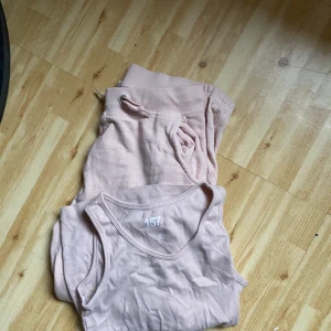 Set - Ett set ifrån lager 157 . Stolek 160 men passar S. Jätte fin ljus rosa färg